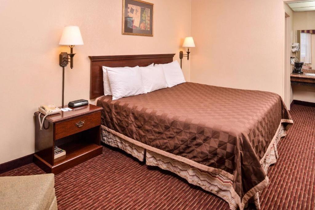 Americas Best Value Inn Alliance Bagian luar foto
