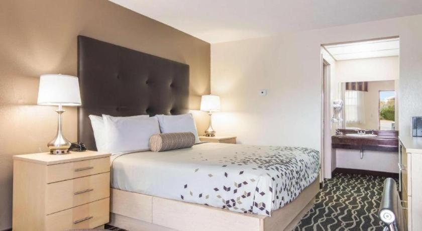 Americas Best Value Inn Alliance Bagian luar foto