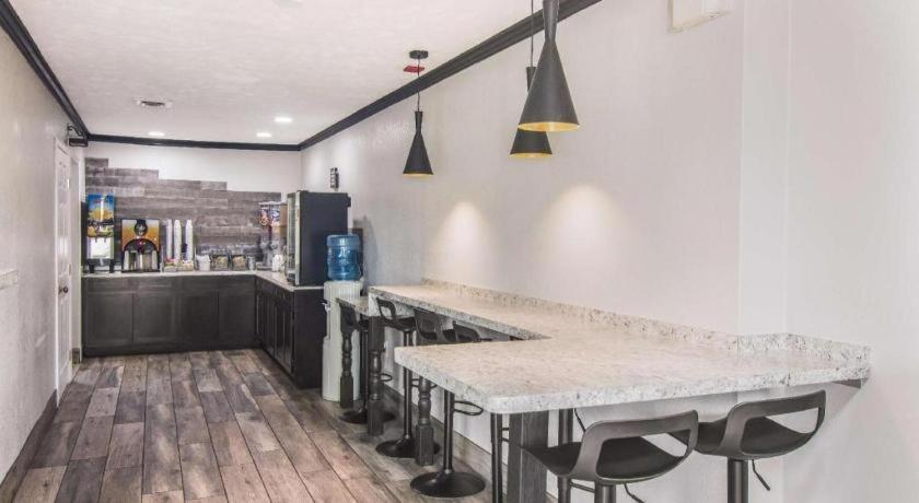 Americas Best Value Inn Alliance Bagian luar foto