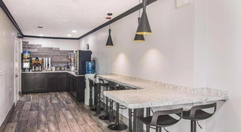 Americas Best Value Inn Alliance Bagian luar foto